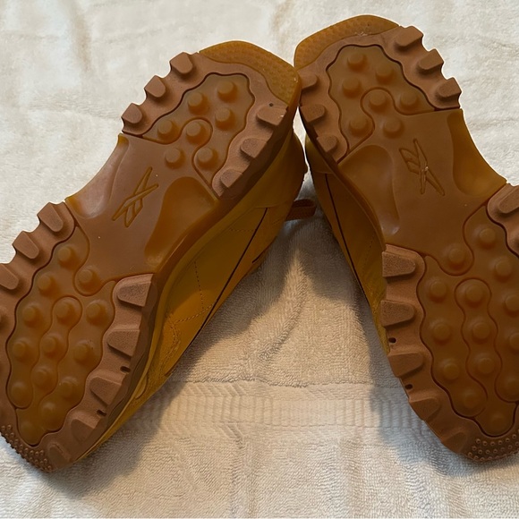 Cardi B Reebok size 7 they are a Nubuck mustard color women shoe - Picture 5 of 5